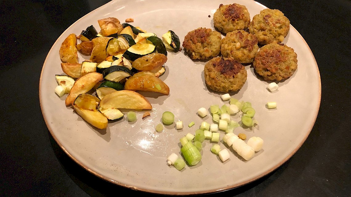 Foto Krieltjes, courgette met bosui en falafel.