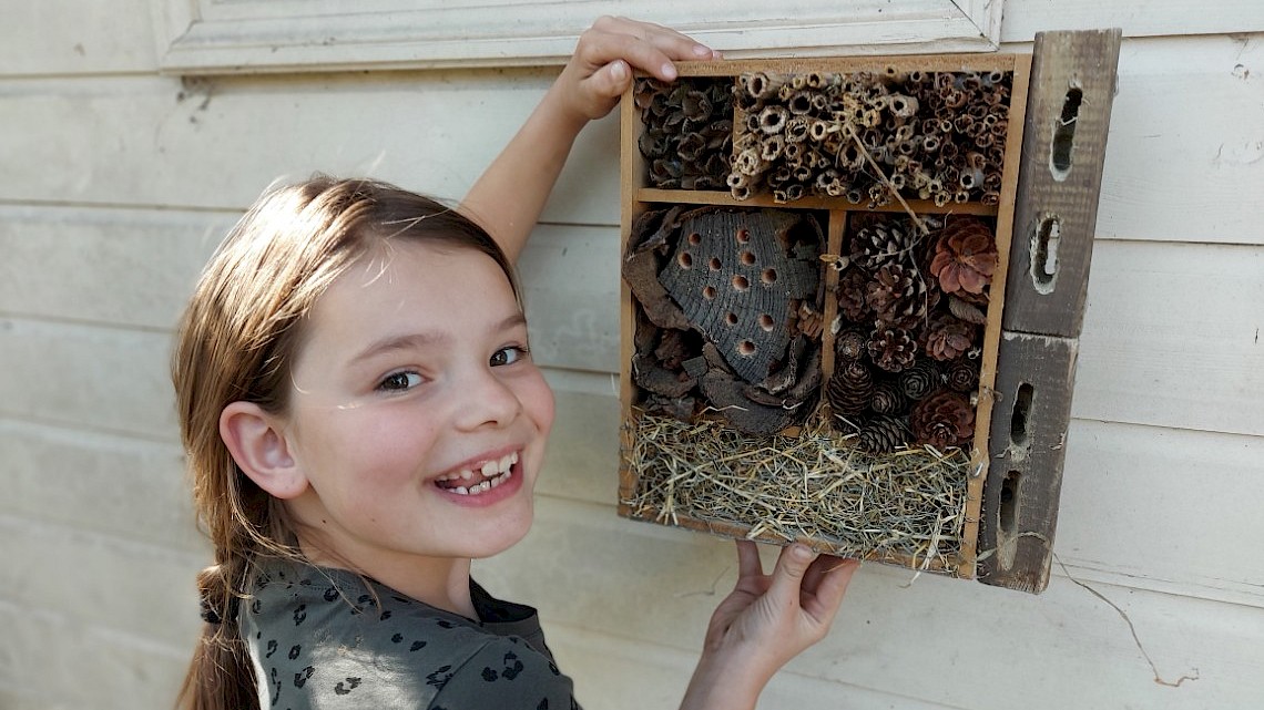 Nyne helemaal trots met het eindresultaat. Een echt insectenhotel!