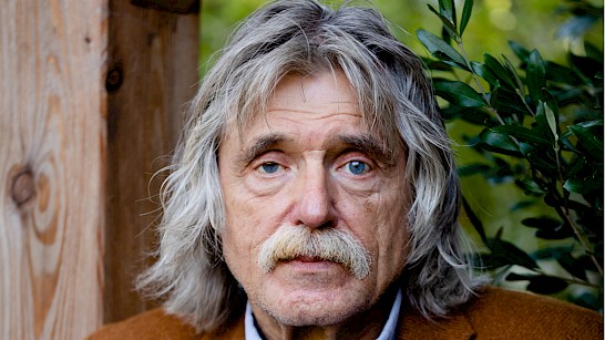 Johan Derksen, Veronica Inside, voetbal, presentator, Drenthe, hondenliefhebber, zwarte piet, blues, sentimenteel, voetbalcarrière, Wilfred Genée, René van der Gijp, Televizier-ring, Veronica inside, bestseller, EK voetbal